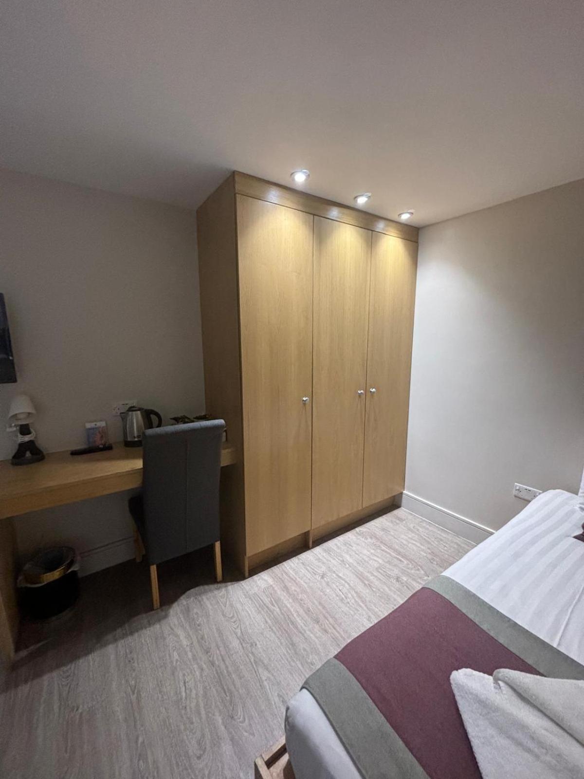 Holtwhites Hotel Enfield Esterno foto